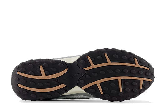 New Balance 204L Silver Metallic Flat Taupe Prateado